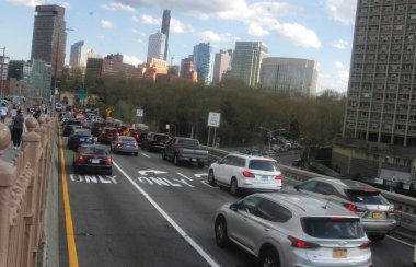 Brooklyn Köprüsü 'nde Pro Filistin Protestosu. 15 Nisan 2024, New York, ABD: NYPD, Brooklyn Köprüsü 'ndeki trafiği protesto eden ve engellemeye çalışan Pro Filistin Protestocularını dağıtmayı başardı. 