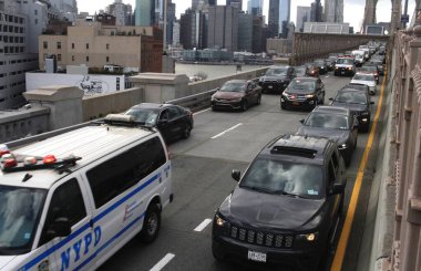 Brooklyn Köprüsü 'nde Pro Filistin Protestosu. 15 Nisan 2024, New York, ABD: NYPD, Brooklyn Köprüsü 'ndeki trafiği protesto eden ve engellemeye çalışan Pro Filistin Protestocularını dağıtmayı başardı. 