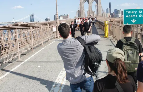 布鲁克林大桥上的支持巴勒斯坦的抗议 2024年4月15日 美国纽约 纽约警方成功驱散了抗议并试图阻止布鲁克林桥交通的亲巴勒斯坦抗议者 要求停火并结束以色列 — 图库照片