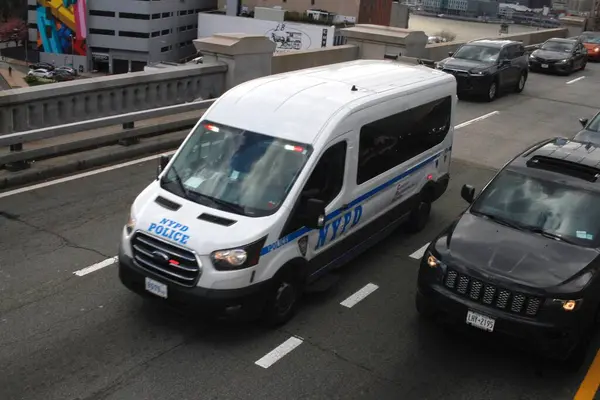 Brooklyn Köprüsü 'nde Pro Filistin Protestosu. 15 Nisan 2024, New York, ABD: NYPD, Brooklyn Köprüsü 'ndeki trafiği protesto eden ve engellemeye çalışan Pro Filistin Protestocularını dağıtmayı başardı. 