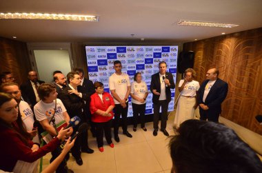 RIO GRANDE O NORTE (RN) Brezilya 04 / 15 / 2024 Eğitim Bakanı Camilo Santana, lise öğrencileri için bir tasarruf hesabı açılacağı yeni federal hükümet programı olan Pe-de-meia 'yı başlattı. 