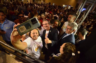 RIO GRANDE O NORTE (RN) Brezilya 04 / 15 / 2024 Eğitim Bakanı Camilo Santana, lise öğrencileri için bir tasarruf hesabı açılacağı yeni federal hükümet programı olan Pe-de-meia 'yı başlattı. 