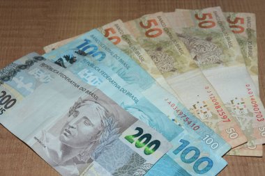 SAO PAULO, SP, Brezilya 04 / 17 / 2024 - Fotoğrafta, Reais 'te banknotlar. Sembolik bir oylamada, Senato Genel Kurulu 17 Nisan Çarşamba günü Gelir Vergisi muafiyeti kurallarını değiştiren tasarıyı onayladı.