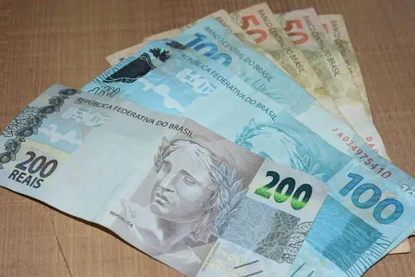 Sao Paulo Brazil 2024 Picture Banknotes Reais 在一次象征性的投票中 参议院全体会议于4月17日星期三通过了修改所得税免税规定的议案 — 图库照片