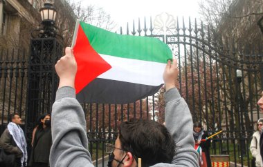 New York 'taki Columbia Üniversitesi' nde İsrail karşıtı protestolar. 18 Nisan 2024, New York, ABD: İsrail karşıtı protesto yapan ve İsrail 'in Gazze' yi işgaline son verilmesini talep eden bir avuç Kolombiyalı üniversite öğrencisi. Özgür Filistin 'i istiyorlar. 