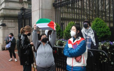 New York 'taki Columbia Üniversitesi' nde İsrail karşıtı protestolar. 18 Nisan 2024, New York, ABD: İsrail karşıtı protesto yapan ve İsrail 'in Gazze' yi işgaline son verilmesini talep eden bir avuç Kolombiyalı üniversite öğrencisi. Özgür Filistin 'i istiyorlar. 