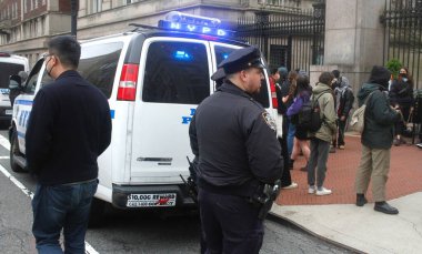 New York 'taki Columbia Üniversitesi' nde İsrail karşıtı protestolar. 18 Nisan 2024, New York, ABD: İsrail karşıtı protesto yapan ve İsrail 'in Gazze' yi işgaline son verilmesini talep eden bir avuç Kolombiyalı üniversite öğrencisi. Özgür Filistin 'i istiyorlar. 