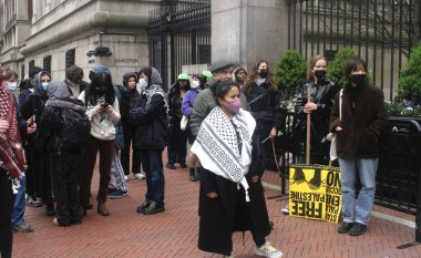 New York 'taki Columbia Üniversitesi' nde İsrail karşıtı protestolar. 18 Nisan 2024, New York, ABD: İsrail karşıtı protesto yapan ve İsrail 'in Gazze' yi işgaline son verilmesini talep eden bir avuç Kolombiyalı üniversite öğrencisi. Özgür Filistin 'i istiyorlar. 