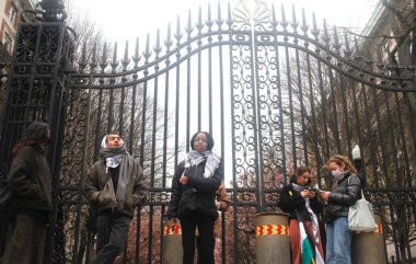 New York 'taki Columbia Üniversitesi' nde İsrail karşıtı protestolar. 18 Nisan 2024, New York, ABD: İsrail karşıtı protesto yapan ve İsrail 'in Gazze' yi işgaline son verilmesini talep eden bir avuç Kolombiyalı üniversite öğrencisi. Özgür Filistin 'i istiyorlar. 