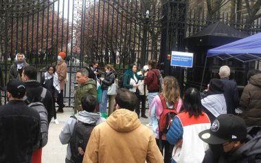New York 'taki Columbia Üniversitesi' nde İsrail karşıtı protestolar. 18 Nisan 2024, New York, ABD: İsrail karşıtı protesto yapan ve İsrail 'in Gazze' yi işgaline son verilmesini talep eden bir avuç Kolombiyalı üniversite öğrencisi. Özgür Filistin 'i istiyorlar. 