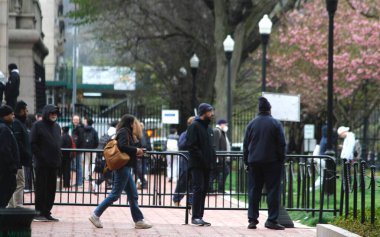New York 'taki Columbia Üniversitesi' nde İsrail karşıtı protestolar. 18 Nisan 2024, New York, ABD: İsrail karşıtı protesto yapan ve İsrail 'in Gazze' yi işgaline son verilmesini talep eden bir avuç Kolombiyalı üniversite öğrencisi. Özgür Filistin 'i istiyorlar. 