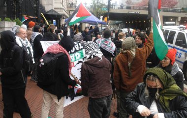 New York 'taki Columbia Üniversitesi' nde İsrail karşıtı protestolar. 18 Nisan 2024, New York, ABD: İsrail karşıtı protesto yapan ve İsrail 'in Gazze' yi işgaline son verilmesini talep eden bir avuç Kolombiyalı üniversite öğrencisi. Özgür Filistin 'i istiyorlar. 