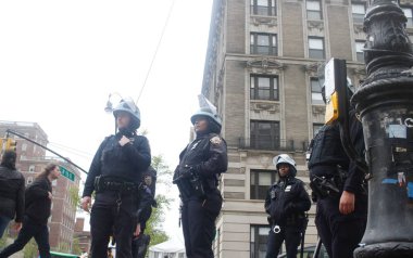 New York 'taki Columbia Üniversitesi' nde İsrail karşıtı protestolar. 18 Nisan 2024, New York, ABD: İsrail karşıtı protesto yapan ve İsrail 'in Gazze' yi işgaline son verilmesini talep eden bir avuç Kolombiyalı üniversite öğrencisi. Özgür Filistin 'i istiyorlar. 