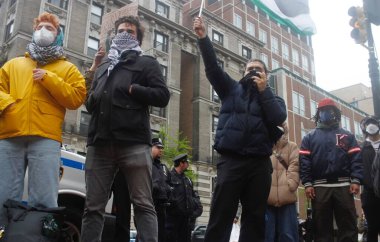 New York 'taki Columbia Üniversitesi' nde İsrail karşıtı protestolar. 18 Nisan 2024, New York, ABD: İsrail karşıtı protesto yapan ve İsrail 'in Gazze' yi işgaline son verilmesini talep eden bir avuç Kolombiyalı üniversite öğrencisi. Özgür Filistin 'i istiyorlar. 