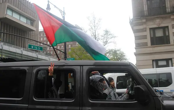 纽约哥伦比亚大学的反以色列抗议活动 2024年4月18日 美国纽约 少数哥伦比亚大学生举行反以色列抗议 要求停火并结束以色列对加沙的占领 他们想要自由的巴勒斯坦 — 图库照片