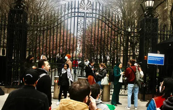 纽约哥伦比亚大学的反以色列抗议活动 2024年4月18日 美国纽约 少数哥伦比亚大学生举行反以色列抗议 要求停火并结束以色列对加沙的占领 他们想要自由的巴勒斯坦 — 图库照片