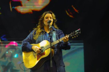 CURITIBA (PR), Brazil 04 / 19 / 2024 - Ana Carolina, Curitiba PR 'da Teatro Guaira' nın sahnesinde 