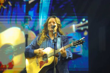 CURITIBA (PR), Brazil 04 / 19 / 2024 - Ana Carolina, Curitiba PR 'da Teatro Guaira' nın sahnesinde 