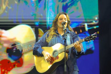 CURITIBA (PR), Brazil 04 / 19 / 2024 - Ana Carolina, Curitiba PR 'da Teatro Guaira' nın sahnesinde 