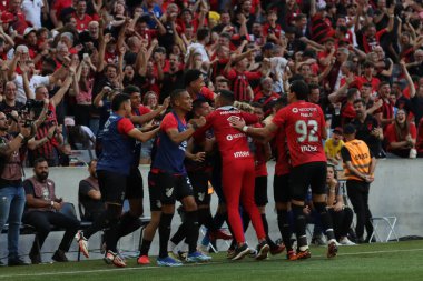 CURITIBA (PR), 04 / 21 / 2024 Agustin Athletico PR puanları ve Ligga Arena 'daki Brezilya Serisi A Şampiyonası' nın 3. turunda geçerli olan Internacional maçında golünü kutluyor
