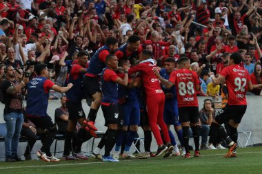 CURITIBA (PR), 04 / 21 / 2024 Agustin Athletico PR puanları ve Ligga Arena 'daki Brezilya Serisi A Şampiyonası' nın 3. turunda geçerli olan Internacional maçında golünü kutluyor