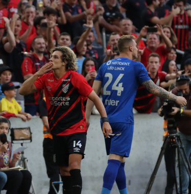 CURITIBA (PR), 04 / 21 / 2024 Agustin Athletico PR puanları ve Ligga Arena 'daki Brezilya Serisi A Şampiyonası' nın 3. turunda geçerli olan Internacional maçında golünü kutluyor