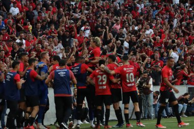 CURITIBA (PR), 04 / 21 / 2024 Agustin Athletico PR puanları ve Ligga Arena 'daki Brezilya Serisi A Şampiyonası' nın 3. turunda geçerli olan Internacional maçında golünü kutluyor