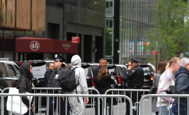 Trump 'ın Saraydan Trump Tower' a gelişi. 19 Nisan 2024, New York, ABD: Eski ABD Başkanı Donald J. Trump 'ın New York Polis Teşkilatı tarafından sıkı güvenlik önlemleriyle Trump Kulesi' ne geldiği görüldü.. 