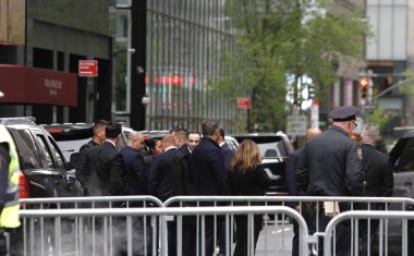 Trump 'ın Saraydan Trump Tower' a gelişi. 19 Nisan 2024, New York, ABD: Eski ABD Başkanı Donald J. Trump 'ın New York Polis Teşkilatı tarafından sıkı güvenlik önlemleriyle Trump Kulesi' ne geldiği görüldü.. 