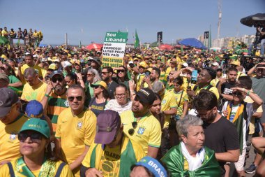 Rio de Janeiro (RJ), Brezilya 04 / 21 / 2024 - Rio de Janeiro 'daki eski cumhurbaşkanı Jair Bolsonaro' yu (PL) savunmada bu Pazar (21), Copacabana plajında. Eski başkan Jair Bolsonaro 'nun destekçileri toplandı