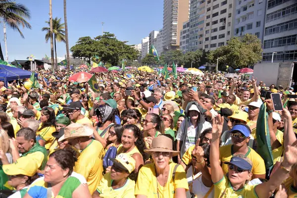 リオデジャネイロ ブラジル 2024 元大統領ジャイア ボルソナロ がこの日曜日 リオデジャネイロのコパカバーナビーチで開催したデモンストレーション この行為は 民主主義の防衛という議題として持っている — ストック写真