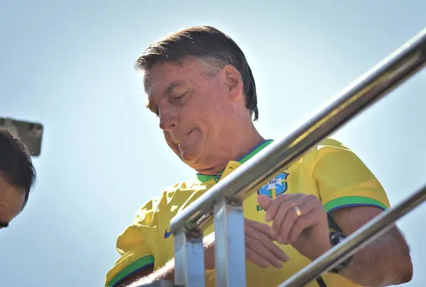 stock image Rio de Janeiro (RJ), Brazil 04/21/2024 - Act in defense of former president Jair Bolsonaro (PL) in Rio de Janeiro, this Sunday (21), on Copacabana beach . Supporters of former president Jair Bolsonaro gather