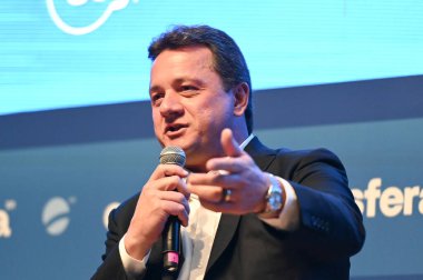 Grubun (J & S) Wesley Batista hissedarı, 22 Nisan 2024 Pazartesi günü Sao Paulo 'nun güneyindeki Tangara Sarayı' ndaki Esfera Brasil grubunun düzenlediği Brasil Hoje Seminerine katıldı.. 