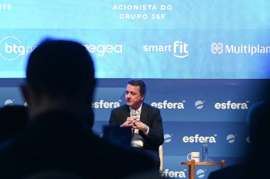 Grubun (J & S) Wesley Batista hissedarı, 22 Nisan 2024 Pazartesi günü Sao Paulo 'nun güneyindeki Tangara Sarayı' ndaki Esfera Brasil grubunun düzenlediği Brasil Hoje Seminerine katıldı.. 