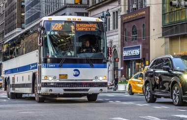MTA 'nın ücretsiz otobüs deneyi New York bütçesinden sonra sona erdi. 22 Nisan 2024, New York, ABD: Eylül 2023 'ten beri ücretsiz olan her ilçedeki One MTA otobüsü bu yıl sona erecek. 