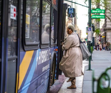 MTA 'nın ücretsiz otobüs deneyi New York bütçesinden sonra sona erdi. 22 Nisan 2024, New York, ABD: Eylül 2023 'ten beri ücretsiz olan her ilçedeki One MTA otobüsü bu yıl sona erecek. 