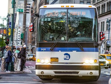 MTA 'nın ücretsiz otobüs deneyi New York bütçesinden sonra sona erdi. 22 Nisan 2024, New York, ABD: Eylül 2023 'ten beri ücretsiz olan her ilçedeki One MTA otobüsü bu yıl sona erecek. 