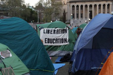 Kolombiya 'nın Filistin Kampı' nın içinde. 21 Nisan 2024. New York, ABD: Columbia öğrencileri ve fakülteler Kolombiya 'nın çimlerini devralmak ve kampüste bir kamp kurmak için toplandılar 