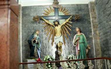 RIO DE JANEIRO (RJ) Brezilya 23 / 04 / 2024 Rio de Janeiro 'nun orta bölgesindeki Sao Jorge kilisesinde, bugün Katolik kilisesinde Azizler Günü' nün kutlandığı 23 Nisan 'da,