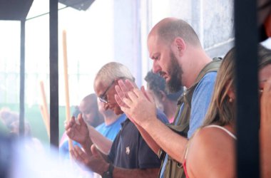 RIO DE JANEIRO (RJ) Brezilya 23 / 04 / 2024 Rio de Janeiro 'nun orta bölgesindeki Sao Jorge kilisesinde, bugün Katolik kilisesinde Azizler Günü' nün kutlandığı 23 Nisan 'da,