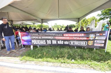 Kategori sendikasına göre, Brezilya 'nın NATAL (RN) Sunucuları maaş ayarlaması için Rio Grande do Norte hükümetiyle yapılan bir başka başarısız müzakere sonrasında Natal kentinde greve gittiler.