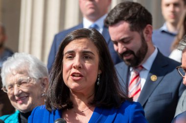 Sözcü Johnson, Kolombiya Üniversitesi 'nde Antisemitizm ile ilgili raporlar sunuyor. 24 Nisan 2024, New York, New York, ABD: ABD Temsilcisi Nicole Malliotakis (R-NY) 24 Nisan 2024 tarihinde Columbia Üniversitesi 'nde düzenlediği basın toplantısında 