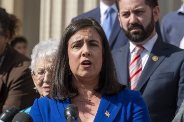 Sözcü Johnson, Kolombiya Üniversitesi 'nde Antisemitizm ile ilgili raporlar sunuyor. 24 Nisan 2024, New York, New York, ABD: ABD Temsilcisi Nicole Malliotakis (R-NY) 24 Nisan 2024 tarihinde Columbia Üniversitesi 'nde düzenlediği basın toplantısında 