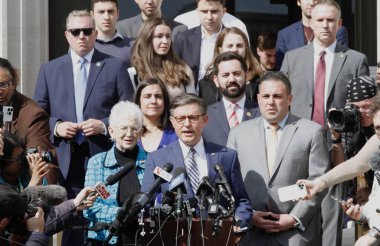 Sözcü Mike Johnson, İsrail karşıtı protestolar sırasında New York 'taki Columbia Üniversitesi' ni ziyaret etti. 24 Nisan 2024, New York, ABD: ABD Başkanı Mike Johnson, 56. Temsilciler Meclisi Başkanı ve Cumhuriyetçi Kongre üyesi