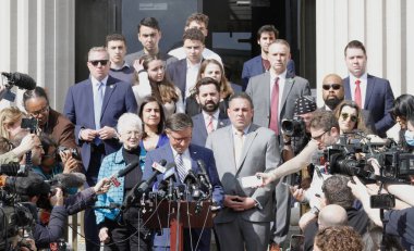 Sözcü Mike Johnson, İsrail karşıtı protestolar sırasında New York 'taki Columbia Üniversitesi' ni ziyaret etti. 24 Nisan 2024, New York, ABD: ABD Başkanı Mike Johnson, 56. Temsilciler Meclisi Başkanı ve Cumhuriyetçi Kongre üyesi