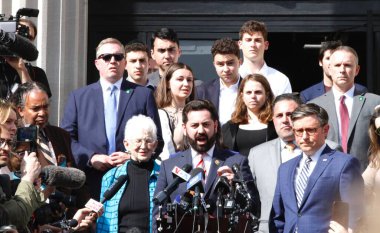 Sözcü Mike Johnson, İsrail karşıtı protestolar sırasında New York 'taki Columbia Üniversitesi' ni ziyaret etti. 24 Nisan 2024, New York, ABD: ABD Başkanı Mike Johnson, 56. Temsilciler Meclisi Başkanı ve Cumhuriyetçi Kongre üyesi