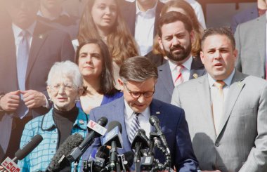 Sözcü Mike Johnson, İsrail karşıtı protestolar sırasında New York 'taki Columbia Üniversitesi' ni ziyaret etti. 24 Nisan 2024, New York, ABD: ABD Başkanı Mike Johnson, 56. Temsilciler Meclisi Başkanı ve Cumhuriyetçi Kongre üyesi