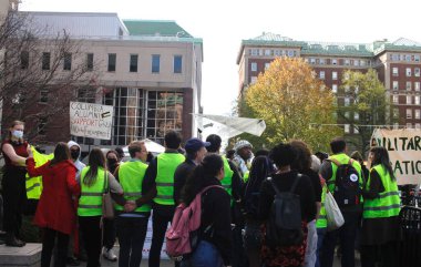 New York 'taki Columbia Üniversitesi' nde İsrail karşıtı protestolar. 24 Nisan 2024, New York, ABD: Bazı Kolombiya Üniversitesi öğrencileri İsrail karşıtı bir protesto ile kampüse kamp yapmaya devam ettiler ve İsrail işgaline son verilmesini talep ettiler.