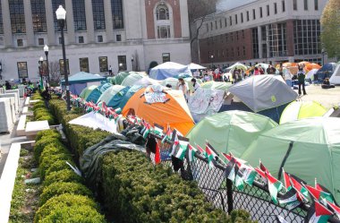 New York 'taki Columbia Üniversitesi' nde İsrail karşıtı protestolar. 24 Nisan 2024, New York, ABD: Bazı Kolombiya Üniversitesi öğrencileri İsrail karşıtı bir protesto ile kampüse kamp yapmaya devam ettiler ve İsrail işgaline son verilmesini talep ettiler.