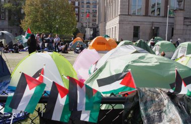 New York 'taki Columbia Üniversitesi' nde İsrail karşıtı protestolar. 24 Nisan 2024, New York, ABD: Bazı Kolombiya Üniversitesi öğrencileri İsrail karşıtı bir protesto ile kampüse kamp yapmaya devam ettiler ve İsrail işgaline son verilmesini talep ettiler.